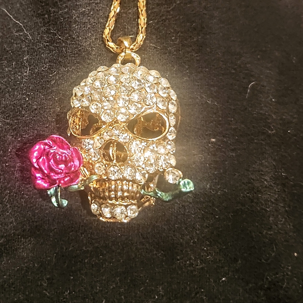 Skull pendent
